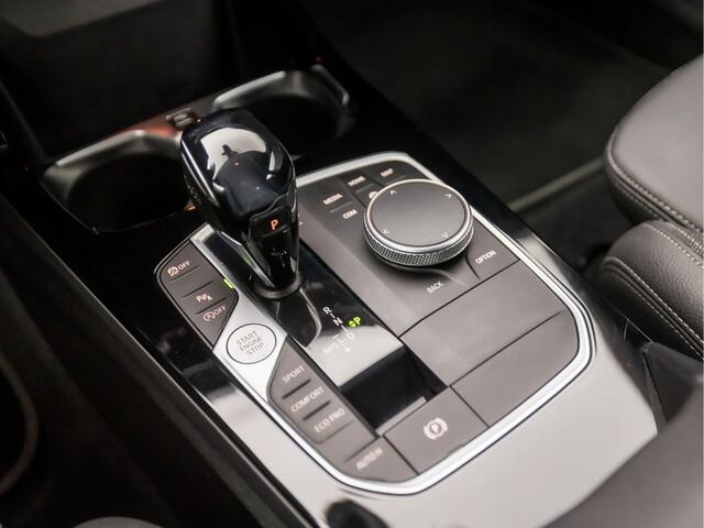 BMW 2-SERIE Gran Coupé 218i Sport Automaat (APPLE CARPLAY, M STUUR, GROOT NAVI, LEDER, SFEERVERLICHTING, SPORTSTOELEN, DAB+, CRUISE, LED KOPLAMPEN, NIEUWSTAAT)