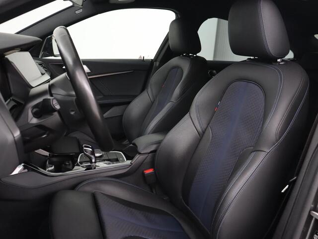 BMW 2-SERIE 218i M Sport | Sportstoelen | Camera | Carplay | Live Cockpit | Half leder | Navigatie | Sfeerverlichting | Full LED | Climate control