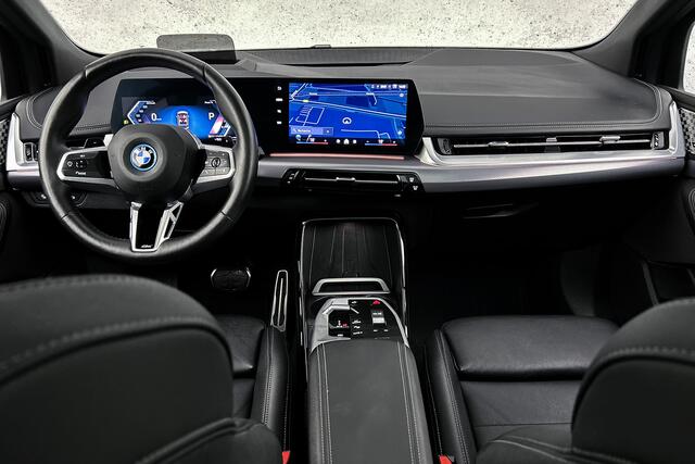 BMW 2-SERIE Active Tourer 225e xDrive | Camera | Lederen bekleding | Panoramadak | Apple Carplay
