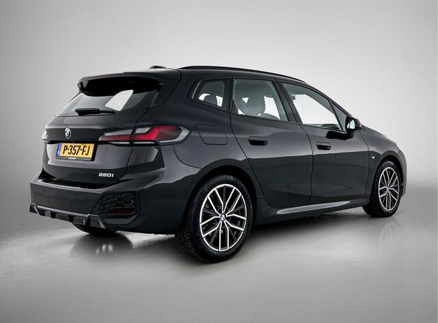 BMW 2-SERIE Active Tourer 220i / Navigatie / Leder / Head up display / Elec. stoelen