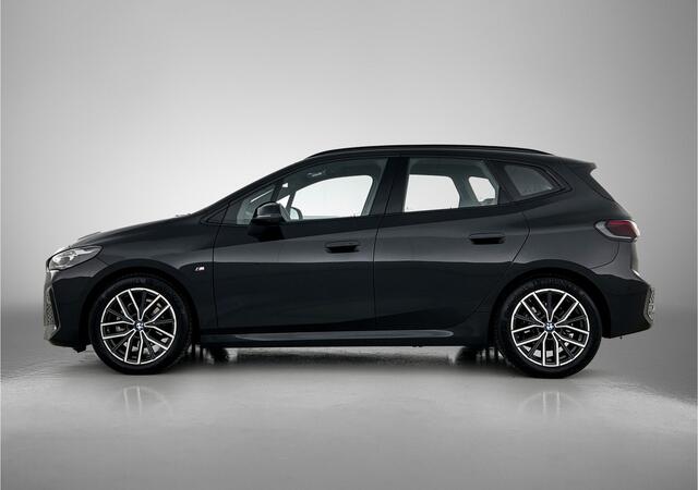BMW 2-SERIE Active Tourer 220i / Navigatie / Leder / Head up display / Elec. stoelen