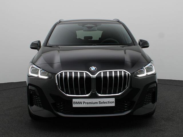 BMW 2-SERIE Active Tourer 218i M Sportpakket | Premium Pack | Stuurwielrand Verwarmd | Trekhaak | Driving Assistant | Parking Assistant | 18''