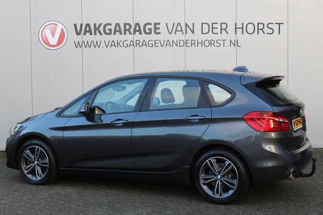 BMW 2-SERIE Active Tourer 218i-140pk Executive Edition AUTOMAAT ! Uiterst nette, luxe en goed onderhouden hoogzitter. Autm. airco, metallic lak, trekhaak, cruise control, HUD, LED verl.,