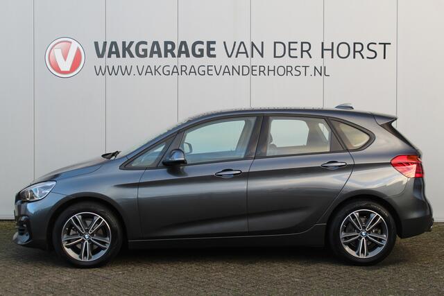BMW 2-SERIE Active Tourer 218i-140pk Executive Edition AUTOMAAT ! Uiterst nette, luxe en goed onderhouden hoogzitter. Autm. airco, metallic lak, trekhaak, cruise control, HUD, LED verl.,