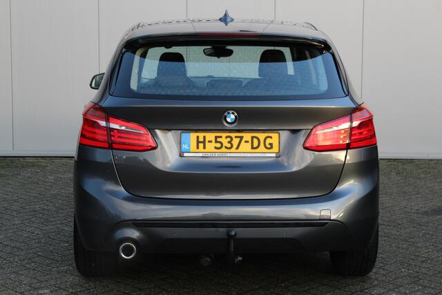 BMW 2-SERIE Active Tourer 218i-140pk Executive Edition AUTOMAAT ! Uiterst nette, luxe en goed onderhouden hoogzitter. Autm. airco, metallic lak, trekhaak, cruise control, HUD, LED verl.,