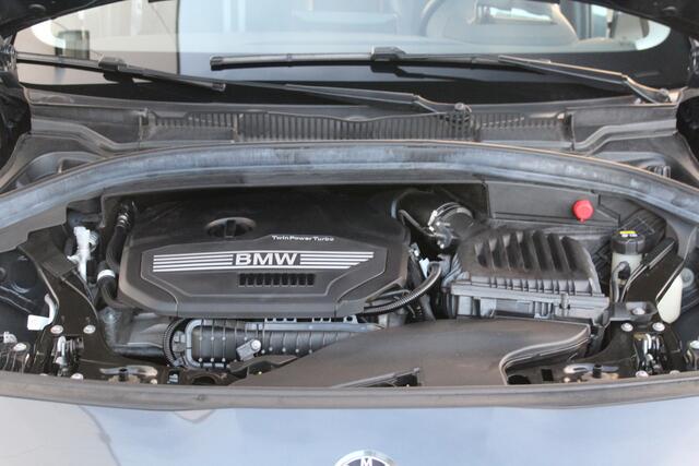 BMW 2-SERIE Active Tourer 218i-140pk Executive Edition AUTOMAAT ! Uiterst nette, luxe en goed onderhouden hoogzitter. Autm. airco, metallic lak, trekhaak, cruise control, HUD, LED verl.,