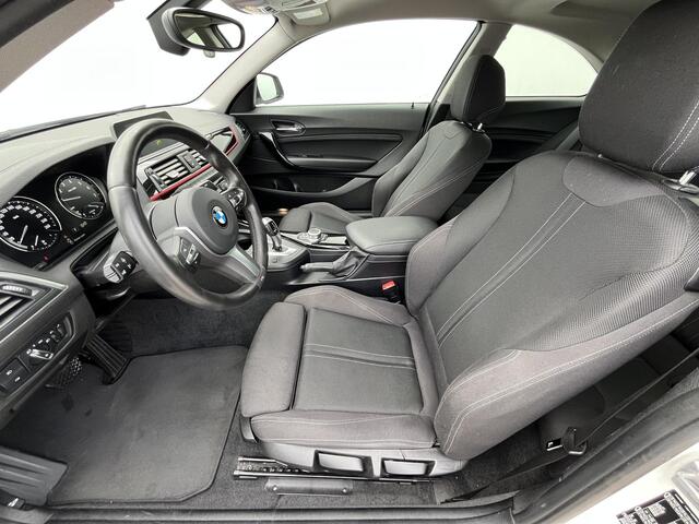 BMW 2-SERIE Coupé 218i Executive Sport Line Business / Automaat / Cruise- en Cruise Control / Verwarmde Voorstoelen / Keyless Start / Parkeersensoren voor + achter / Navigatie full map / M Leder Sportstuur / Lichtmetalen velgen dubbel spaak / Bluetooth /