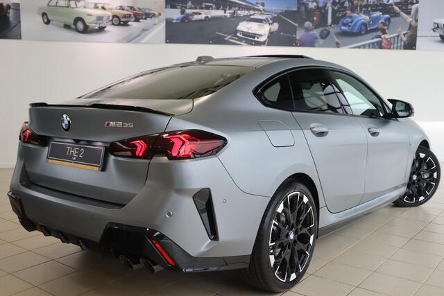 BMW 2-SERIE Gran Coupé M235 xDrive | M Sportpakket Pro | Panoramadak | Head-Up | Driving Assistant Professional | Harman Kardon | 360 Camera | Stoel & Stuurwielverwarming | Elektrisch Verstelbare Stoelen | Comfort Access | Adaptieve LED LED