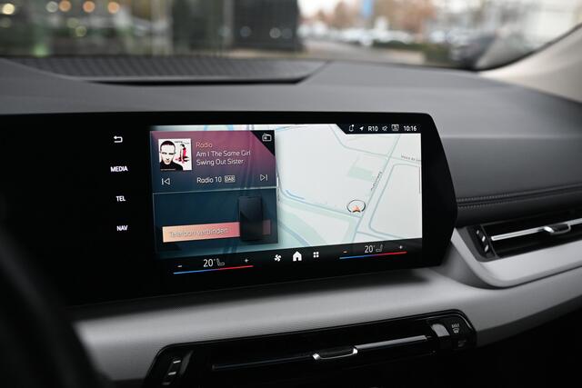 BMW 2-SERIE Active Tourer 225e xDrive Automaat / Sportstoelen / Trekhaak / Achteruitrijcamera / Comfort Access / Adaptieve LED / Stoelverwarming