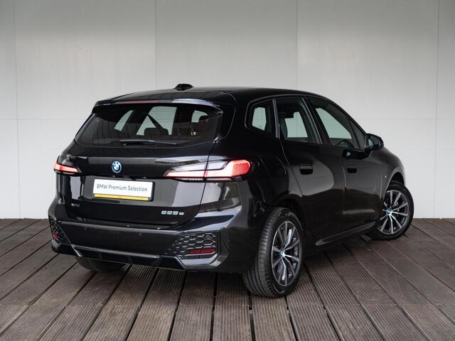 BMW 2-SERIE Active Tourer 225e xDrive | M Sportpakket | Innovation Pack | Comfort Access | Head-Up Display | Driving Assistant Plus | 17''