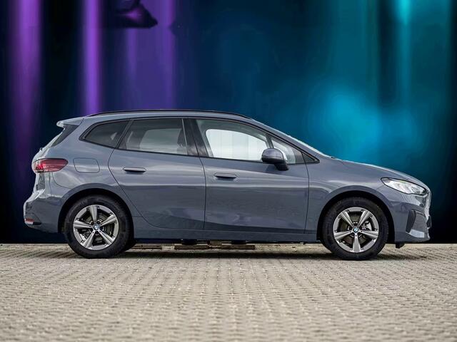 BMW 2-SERIE Active Tourer 218i Trekhaak Panoramadak Stuurwielverwarming Stoelverwarming LED Achteruitrijcamera Keyless Entry