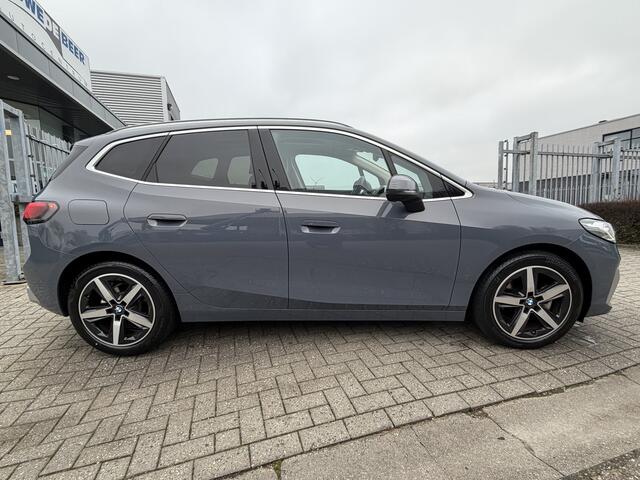 BMW 2-SERIE Active Tourer 218i Luxury Line Pano-Dak | Trekhaak | Stuur & Stoelverw. | Massage