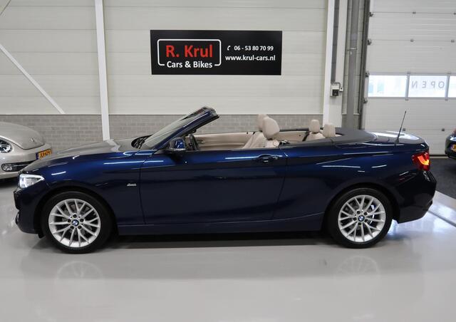 BMW 2-SERIE Cabrio 220i Sport Automaat Airco-ecc Trekhaak afneembaar Navigatie Sportstoelen Leer Beige Diepzeeblauw Sportvelgen 17 in Nieuwstaat