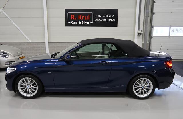 BMW 2-SERIE Cabrio 220i Sport Automaat Airco-ecc Trekhaak afneembaar Navigatie Sportstoelen Leer Beige Diepzeeblauw Sportvelgen 17 in Nieuwstaat