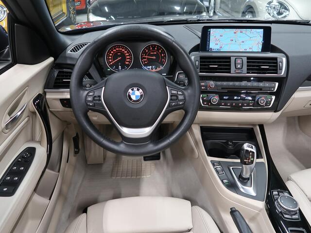 BMW 2-SERIE Cabrio 220i Sport Automaat Airco-ecc Trekhaak afneembaar Navigatie Sportstoelen Leer Beige Diepzeeblauw Sportvelgen 17 in Nieuwstaat