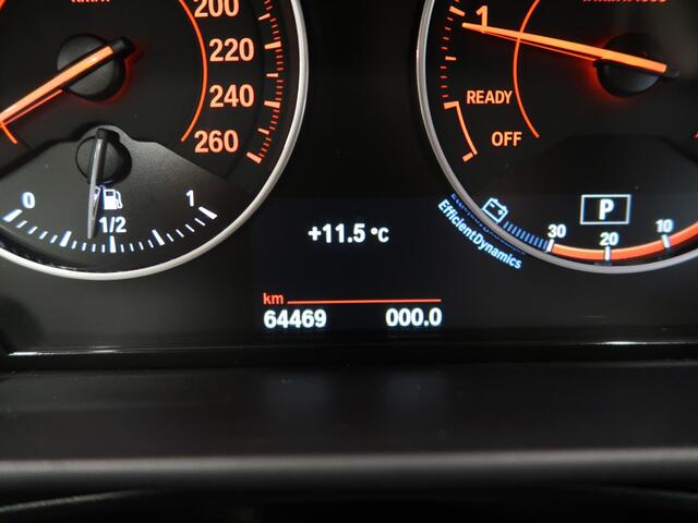 BMW 2-SERIE Cabrio 220i Sport Automaat Airco-ecc Trekhaak afneembaar Navigatie Sportstoelen Leer Beige Diepzeeblauw Sportvelgen 17 in Nieuwstaat