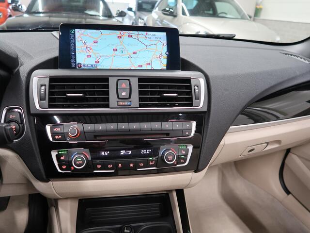 BMW 2-SERIE Cabrio 220i Sport Automaat Airco-ecc Trekhaak afneembaar Navigatie Sportstoelen Leer Beige Diepzeeblauw Sportvelgen 17 in Nieuwstaat