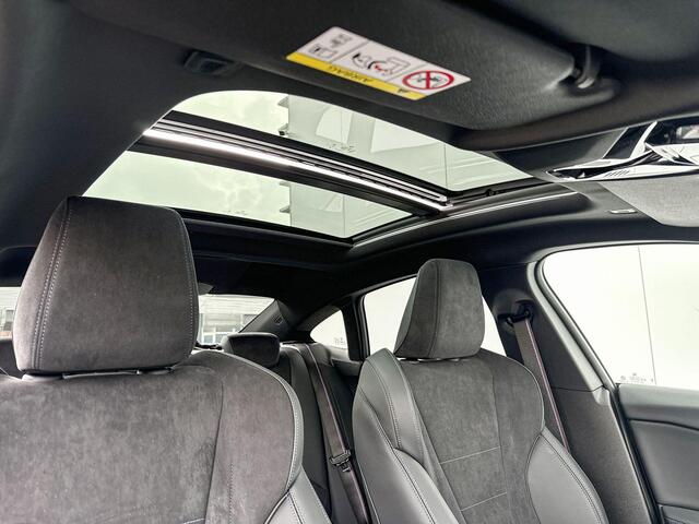 BMW 2-SERIE Gran Coupé 220 M-Sport Pro / Glazen Schuifdak / Adaptieve LED koplampen / Driving Assistant / Driving Assistant plus / Stuurwielrand verwarming / Camera / Harman Kardon / 19 inch