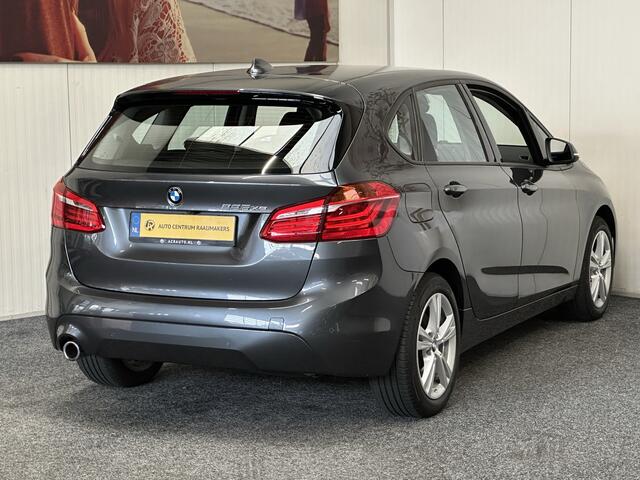 BMW 2-SERIE ACTIVE TOURER 225XE iPERFORMANCE 136 PK PLUG IN HYBRID NAVIGATIE A RIJ CAMERA STOEL VERWARMING PARKEER SENSOREN VOOR & ACHTER ZEER MOOI !!