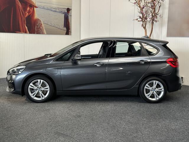 BMW 2-SERIE ACTIVE TOURER 225XE iPERFORMANCE 136 PK PLUG IN HYBRID NAVIGATIE A RIJ CAMERA STOEL VERWARMING PARKEER SENSOREN VOOR & ACHTER ZEER MOOI !!