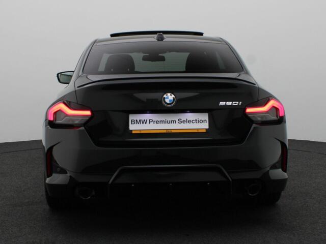 BMW 2-SERIE Coupé 220i High Executive | M Sportpakket Pro | Innovation Pack | Premium Pack | Stuurwielrand Verwarmd | Comfort Access | Schuifdak | Elektrisch Verstelbare Sportstoelen | Active Cruise Control | Harman Kardon | 19''