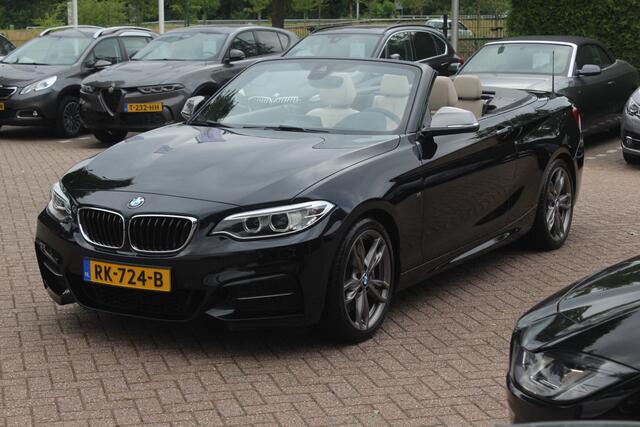 BMW 2-SERIE Cabrio M240i xDrive High Exe. M Sport 72.484 km! / Camera / Leder / Harman Kardon / 18'' / Keyless / Navigatie / Stuurverwarming / DAB / Windscherm / Stoelverwarming / Cruise Control