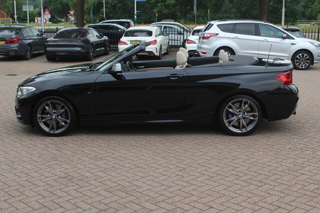 BMW 2-SERIE Cabrio M240i xDrive High Exe. M Sport 72.484 km! / Camera / Leder / Harman Kardon / 18'' / Keyless / Navigatie / Stuurverwarming / DAB / Windscherm / Stoelverwarming / Cruise Control