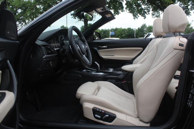 BMW 2-SERIE Cabrio M240i xDrive High Exe. M Sport 72.484 km! / Camera / Leder / Harman Kardon / 18'' / Keyless / Navigatie / Stuurverwarming / DAB / Windscherm / Stoelverwarming / Cruise Control
