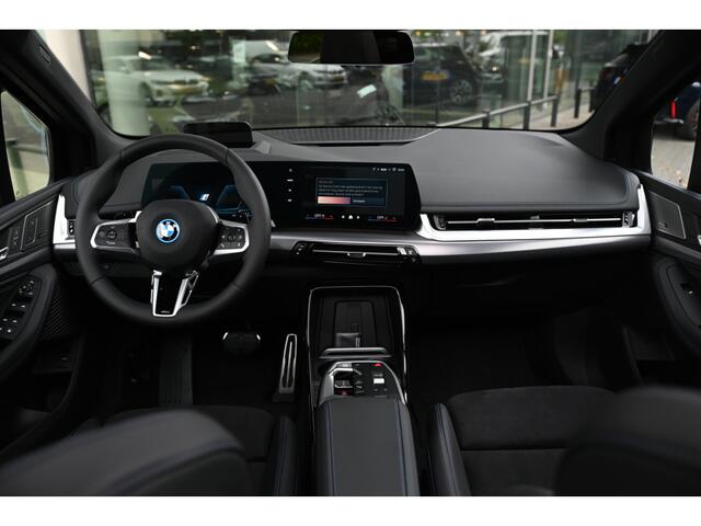 BMW 2-SERIE Active Tourer 225e xDrive High Executive M Sport Automaat / Panoramadak / Trekhaak / Sportstoelen / M Adaptief onderstel / Parking Assistant Plus / Head-Up / Harman-Kardon