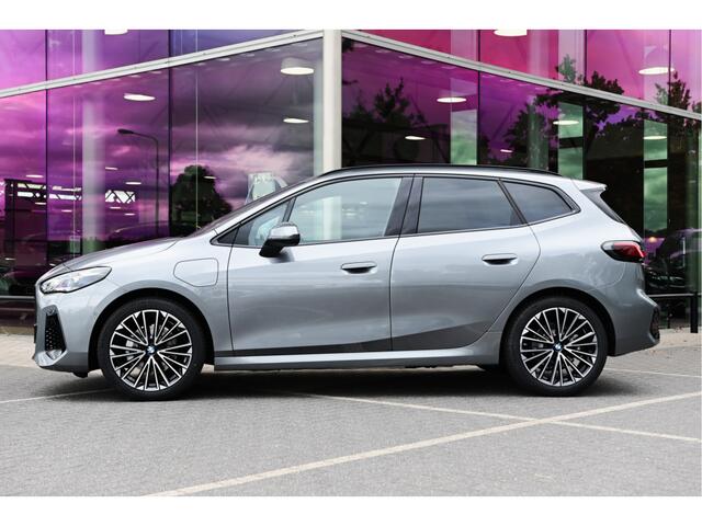 BMW 2-SERIE Active Tourer 225e xDrive High Executive M Sport Automaat / Panoramadak / Trekhaak / Sportstoelen / M Adaptief onderstel / Parking Assistant Plus / Head-Up / Harman-Kardon