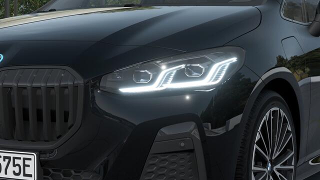 BMW 2-SERIE Active Tourer 225e xDrive High Executive M Sport Automaat / Panoramadak / Trekhaak / Sportstoelen / Head-Up / Adaptieve LED / M Adaptief onderstel / Parking Assistant Plus / Stuurverwarming