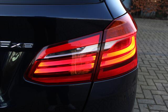 BMW 2-SERIE Active Tourer 225xe iPerformance | Incl. 12 maanden Garantie | Achteruitrijcamera | Stoelverwarming | Elektrische kofferbakklep | Parkeersensoren V+A | Cruise controle | Navigatie | Climate controle | Keyless entry/start | LED Koplampen | Lederen bekledin