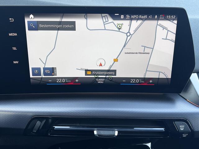 BMW 2-SERIE Active Tourer 225e xDrive M-Sport PHEV Automaat / Goed onderhouden / Navigatie / Camera / Apple Carplay Android / M Sportstoelen en stuur / Schakel-flippers /18" LM wielen /