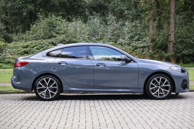BMW 2-SERIE 218i Gran Coupé M-Sport Adap Cruise | Afn. Trekhaak | Harman Kardon | Stoelverwarming | Stuurwielverwarming | DAB | Camera | Sportstoelen | Etc.