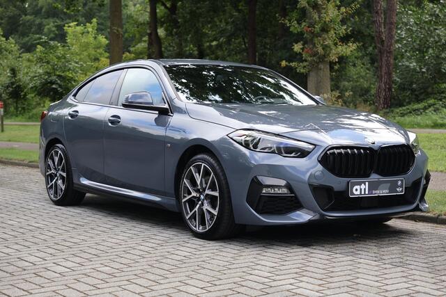 BMW 2-SERIE 218i Gran Coupé M-Sport Adap Cruise | Afn. Trekhaak | Harman Kardon | Stoelverwarming | Stuurwielverwarming | DAB | Camera | Sportstoelen | Etc.