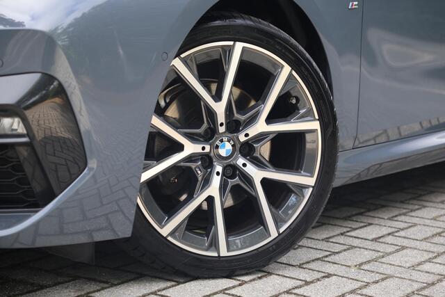 BMW 2-SERIE 218i Gran Coupé M-Sport Adap Cruise | Afn. Trekhaak | Harman Kardon | Stoelverwarming | Stuurwielverwarming | DAB | Camera | Sportstoelen | Etc.