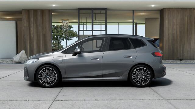 BMW 2-SERIE Active Tourer 225e xDrive High Executive M Sport Automaat / Trekhaak / Sportstoelen / Head-Up / M Adaptief onderstel / Adaptieve LED / Parking Assistant Plus / Comfort Access