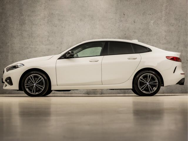 BMW 2-SERIE Gran Coupé 218i Sport Automaat (APPLE CARPLAY, M STUUR, GROOT NAVI, LEDER, GETINT GLAS, SFEERVERLICHTING, SPORTSTOELEN, DAB+, CRUISE, LED KOPLAMPEN, NIEUWSTAAT)