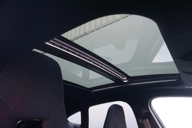 BMW 2-SERIE Gran Coupé 220 M Sportpakket Pro 19'' / Panoramadak / Harman Kardon / Head-Up Display / Driving Assistant Plus