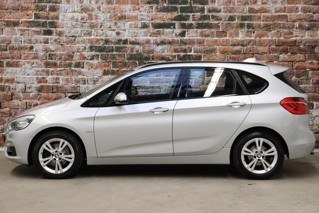 BMW 2-SERIE Active Tourer 218i High Executive Luxury Line Automaat / Navigatiesysteem Plus / Driving Assistant / Achteruitrijcamera / Stoelverwarming / LED-koplampen / Head-Up Display / DAB / Hifi / Shadow Line / 17 Inch