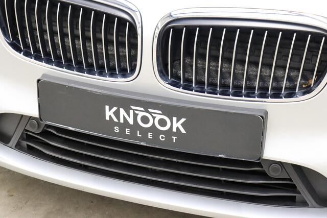 BMW 2-SERIE Active Tourer 218i High Executive Luxury Line Automaat / Navigatiesysteem Plus / Driving Assistant / Achteruitrijcamera / Stoelverwarming / LED-koplampen / Head-Up Display / DAB / Hifi / Shadow Line / 17 Inch
