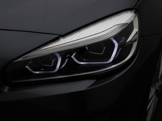 BMW 2-SERIE Active Tourer 218i High Executive | Sportline | Parking Pack | Trekhaak | Achteruitrijcamera | Sportstoelen | Head-Up Display | 17''
