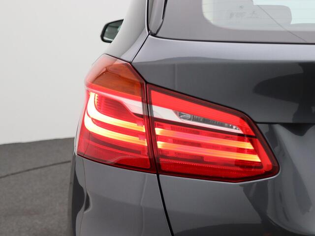 BMW 2-SERIE Active Tourer 218i High Executive | Sportline | Parking Pack | Trekhaak | Achteruitrijcamera | Sportstoelen | Head-Up Display | 17''