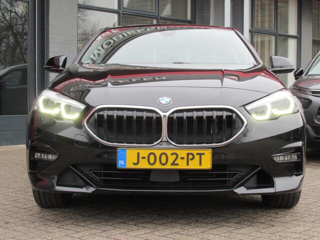BMW 2-SERIE Gran Coupé 218i High Executive | Clima-Airco | Carplay | Parkeercamera | Head Up Display | Stuur/Stoelverwarming | Trekhaak | LED Dagrijverlichting |