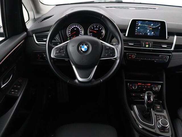 BMW 2-SERIE Active Tourer 220i Sport Line | Camera | Sportstoelen | Full LED | Navigatie | Park Assist | 18'' | Climate control | Bluetooth | Cruise control