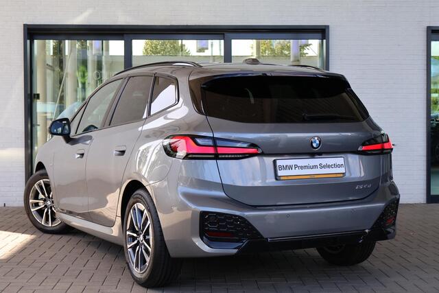 BMW 2-SERIE Active Tourer 220i | M Sportpakket | Stuur- en stoelverwarming | Camera | Stoelen Elektrisch | Harman Kardon | Parkeersensoren voor en achter | Comfort Access | M Shadow Line