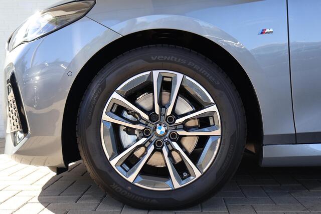 BMW 2-SERIE Active Tourer 220i | M Sportpakket | Stuur- en stoelverwarming | Camera | Stoelen Elektrisch | Harman Kardon | Parkeersensoren voor en achter | Comfort Access | M Shadow Line