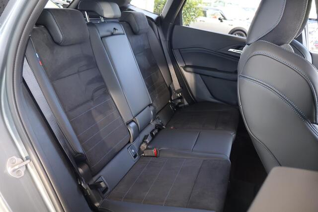 BMW 2-SERIE Active Tourer 220i | M Sportpakket | Stuur- en stoelverwarming | Camera | Stoelen Elektrisch | Harman Kardon | Parkeersensoren voor en achter | Comfort Access | M Shadow Line