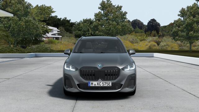 BMW 2-SERIE Active Tourer 225e xDrive High Executive M Sport Automaat / Panoramadak / Trekhaak / Sportstoelen / Adaptieve LED / M Adaptief onderstel / Head-Up / Parking Assistant Plus