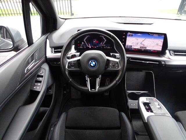 BMW 2-SERIE Active Tourer 225e M Sportpakket Adaptief M-onderstel Sportstoel DAB Parkeerhulpsysteem 18''LM Velgen